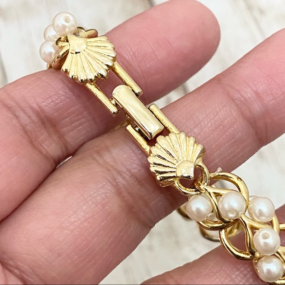 Richelieu Fan Shell Clasp Gold Faux Pearl Bracelet - Picture 12 of 16